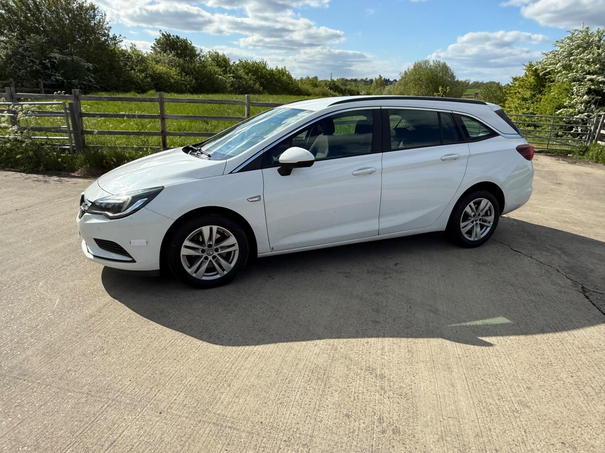 Vauxhall Astra 1.6 CDTi Tech Line Sports Tourer Euro 6 (s/s) 5dr — photo 66 of 104